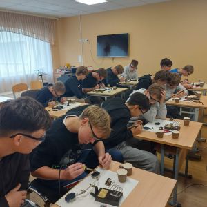 Nodarbības "elektronika un lodēšana" un "elektronika un krāsas".