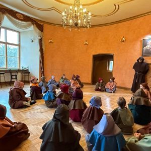  1. - 3.klases Jaunpils pils izzinošā nodarbība "Mazie mūciņi" un 3.klases Latviešu filmu vakars.