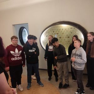 6. klase STEM projekta nodarbībā "Latvijas biotopi un to iemītnieki"